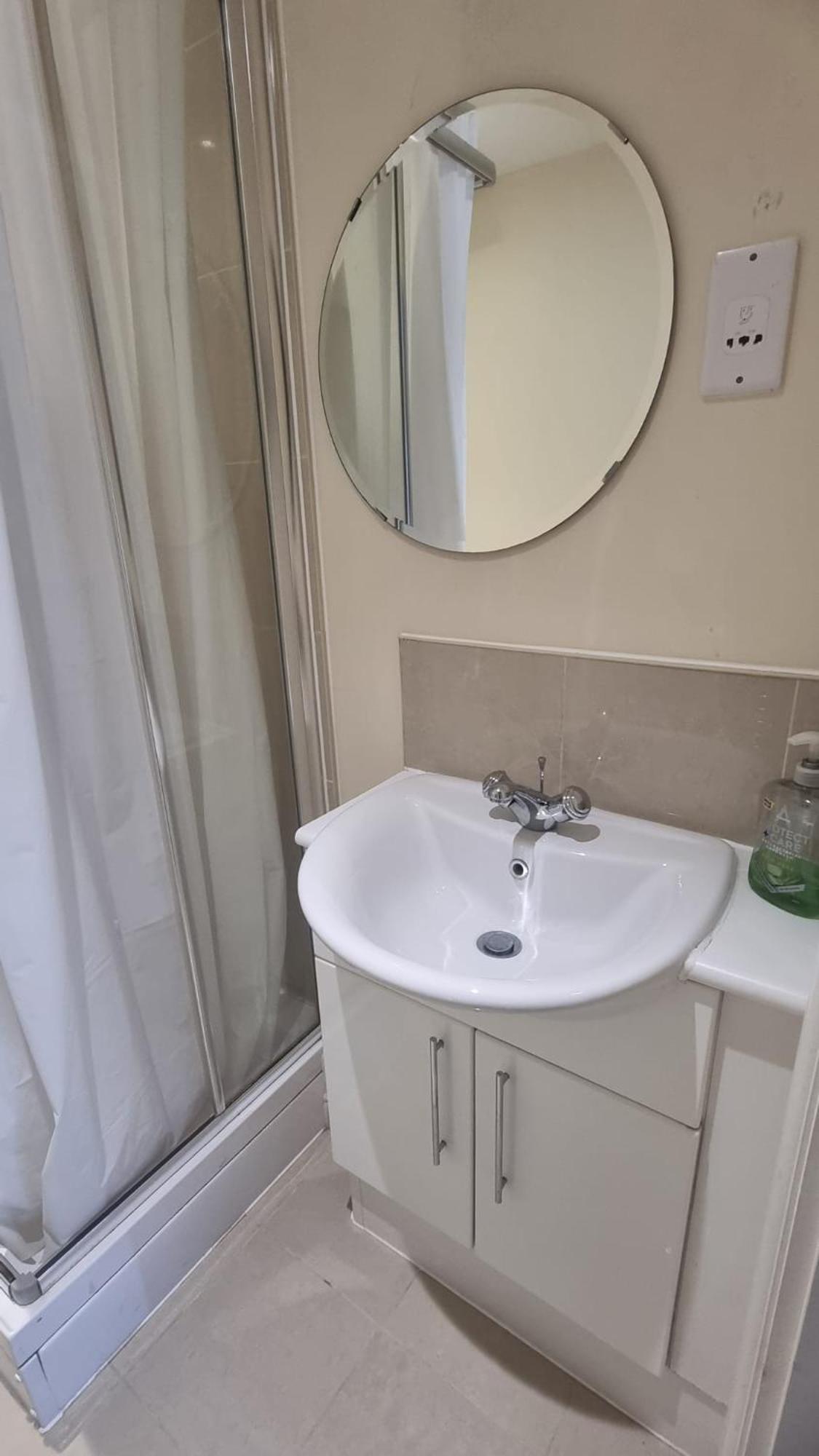 Central Spacious And Secure With A Double Bed Edgware ภายนอก รูปภาพ